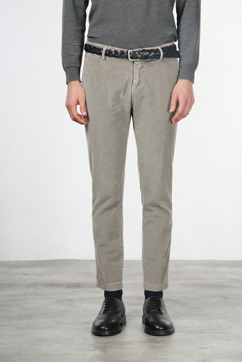 Milano Chinohose für Herren aus 500-Rippen-Feincord, Extra Slim Fit ①