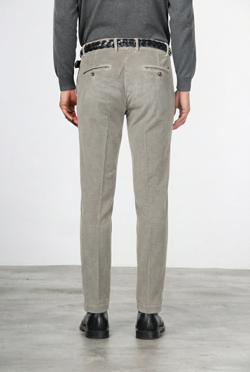 Milano Chinohose für Herren aus 500-Rippen-Feincord, Extra Slim Fit ①