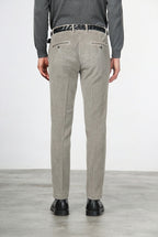 Milano Chinohose für Herren aus 500-Rippen-Feincord, Extra Slim Fit ①