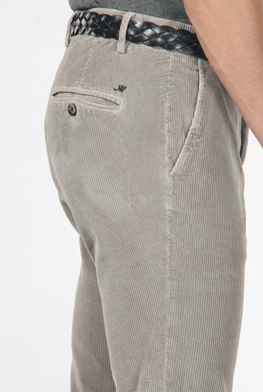 Milano Chinohose für Herren aus 500-Rippen-Feincord, Extra Slim Fit ①