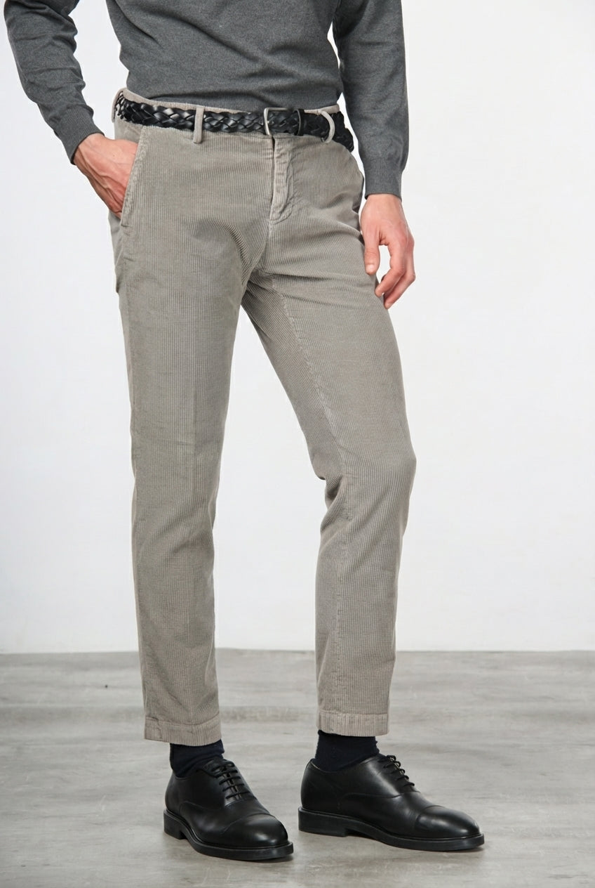 Milano Chinohose für Herren aus 500-Rippen-Feincord, Extra Slim Fit ①