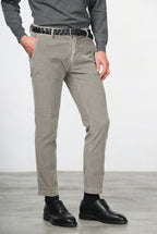 Milano Chinohose für Herren aus 500-Rippen-Feincord, Extra Slim Fit ①