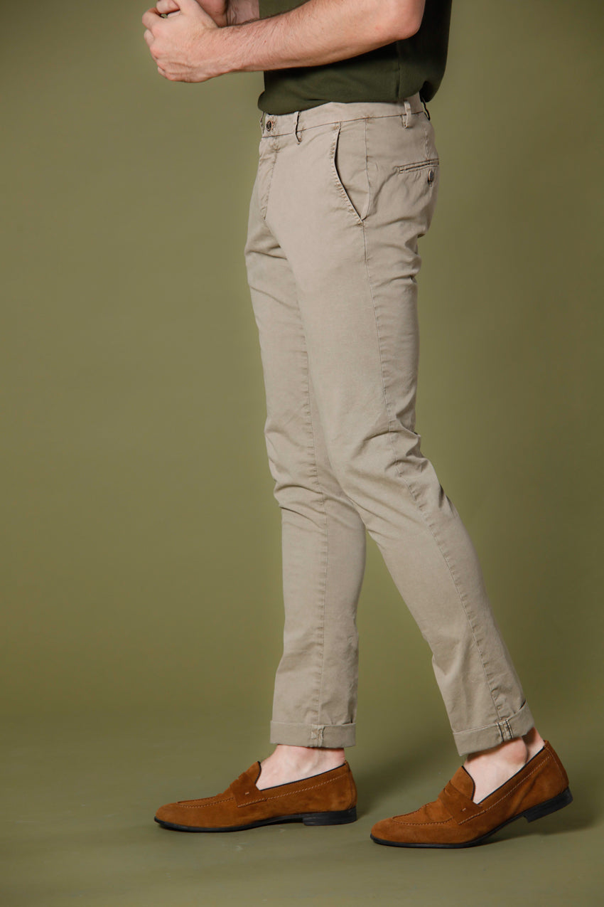 Immagine 4 di pantalone chino uomo in twill stretch color stucco modello Milano Style Essential di Mason's