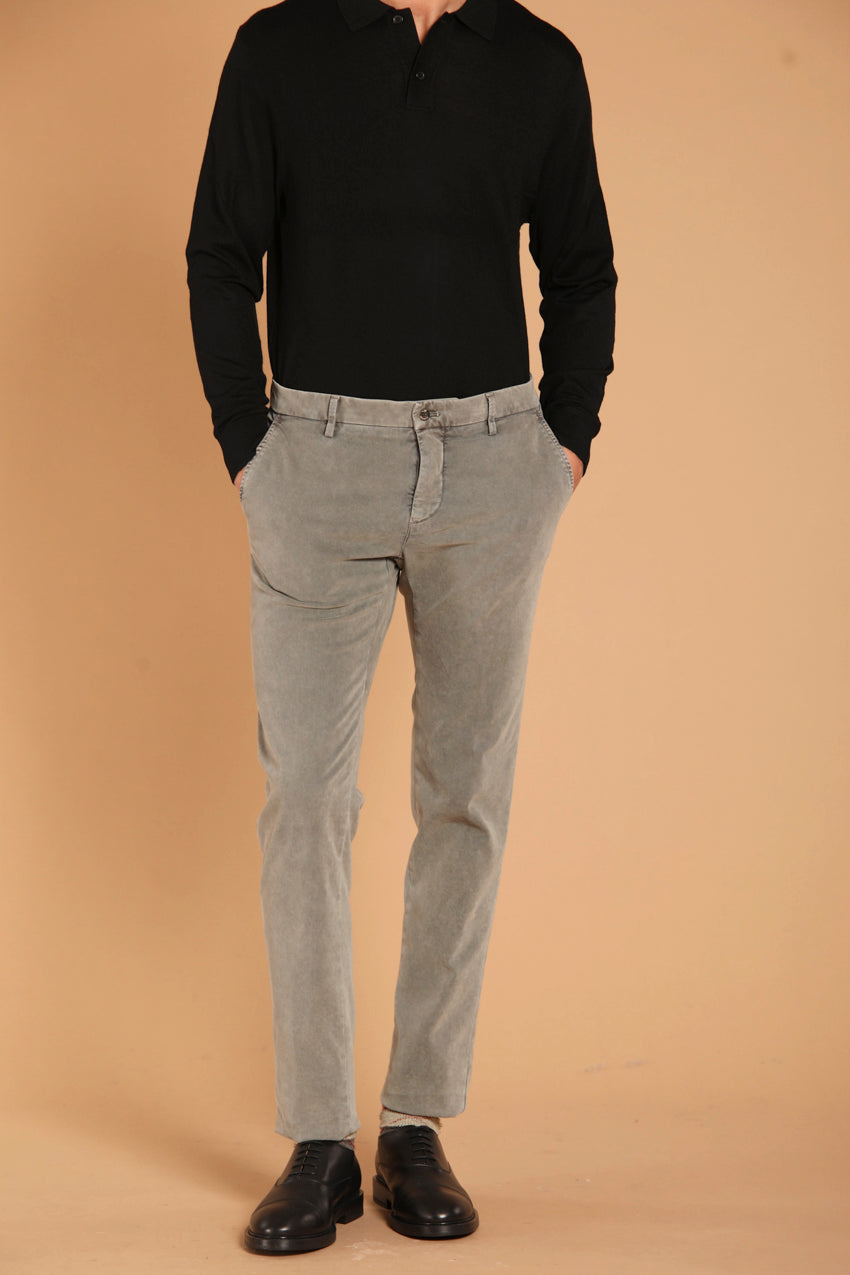 immagine 2 di pantalone chino uomo modello Milano Style Essential di colore verde, extra slim fit di Mason's