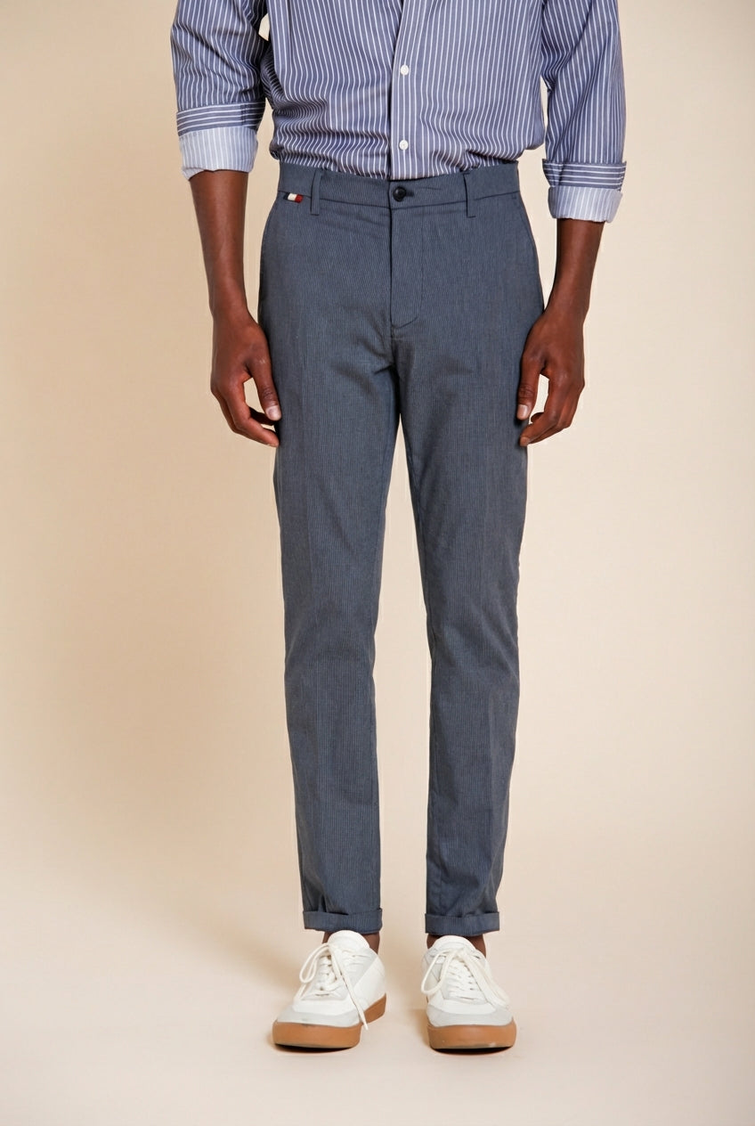 Osaka pantalón chino hombre en raya diplomática fina carrot fit