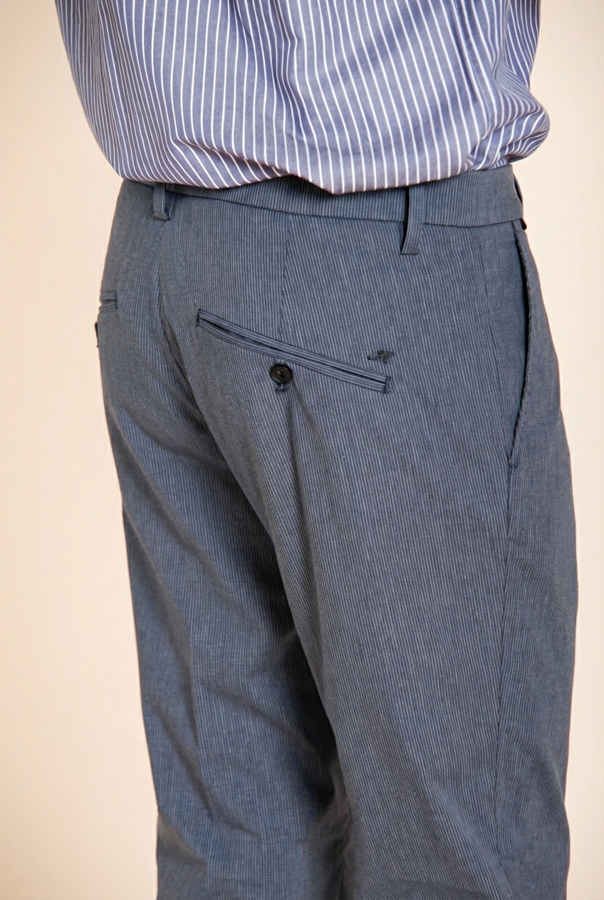 Osaka pantalón chino hombre en raya diplomática fina carrot fit