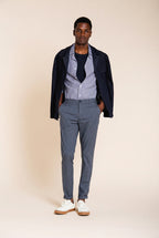 Osaka pantalón chino hombre en raya diplomática fina carrot fit