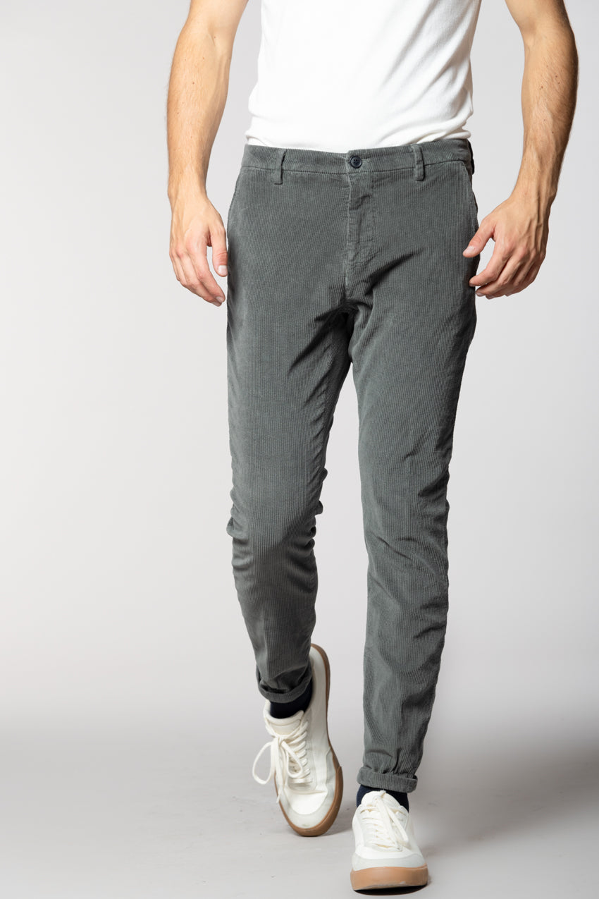 Osaka pantalón chino hombre en pana de 500 líneas carrot fit