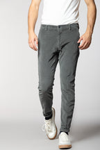 Osaka pantalón chino hombre en pana de 500 líneas carrot fit