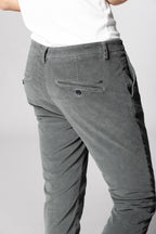 Osaka pantalón chino hombre en pana de 500 líneas carrot fit