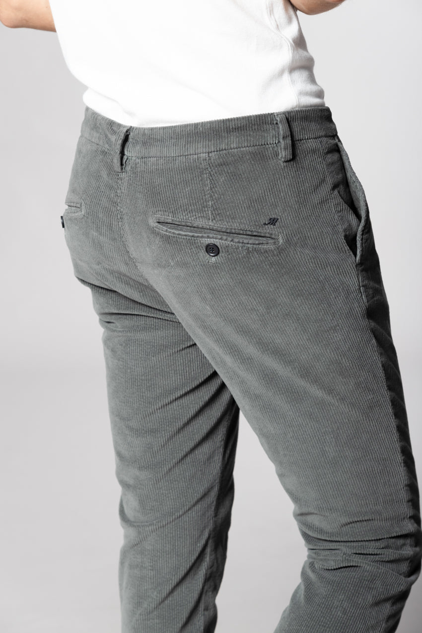Osaka pantalón chino hombre en pana de 500 líneas carrot fit