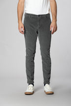 Osaka pantalón chino hombre en pana de 500 líneas carrot fit