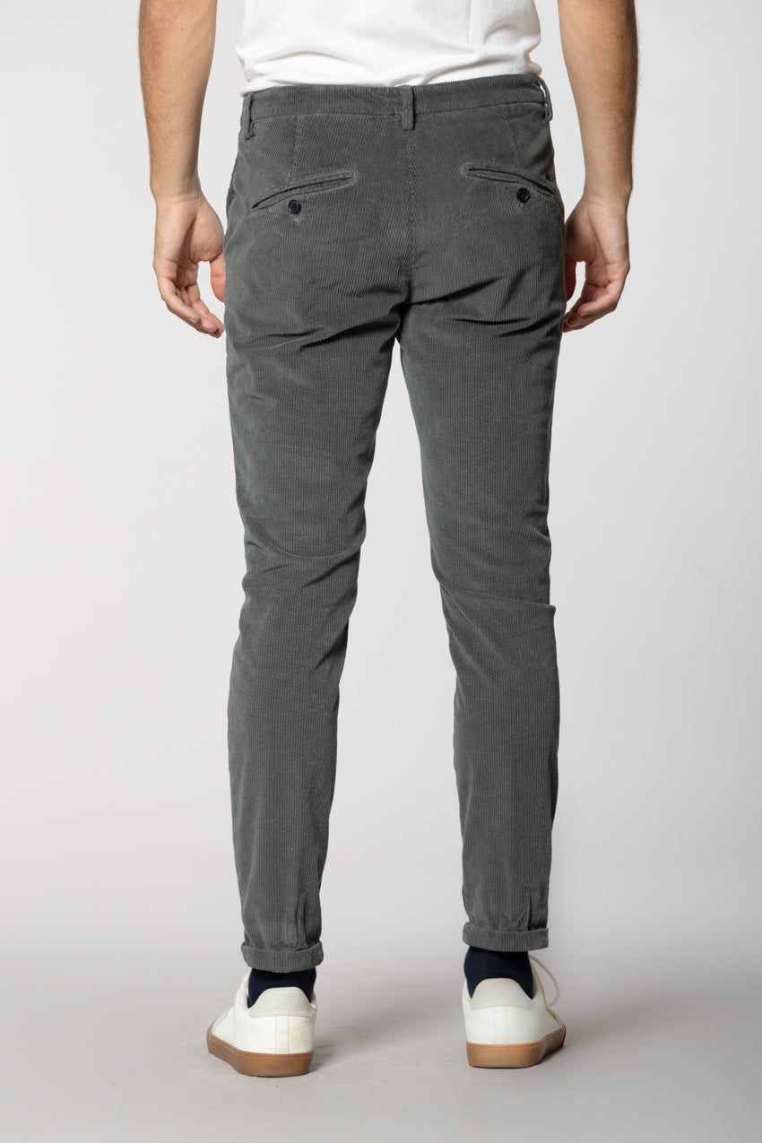 Osaka pantalón chino hombre en pana de 500 líneas carrot fit
