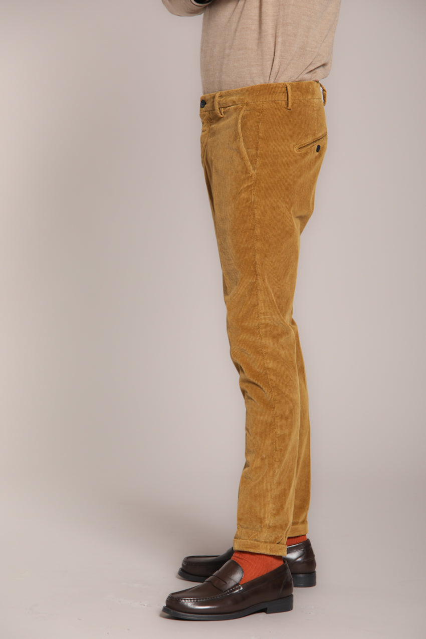 Osaka pantalón chino hombre en terciopelo de 500 líneas carrot fit