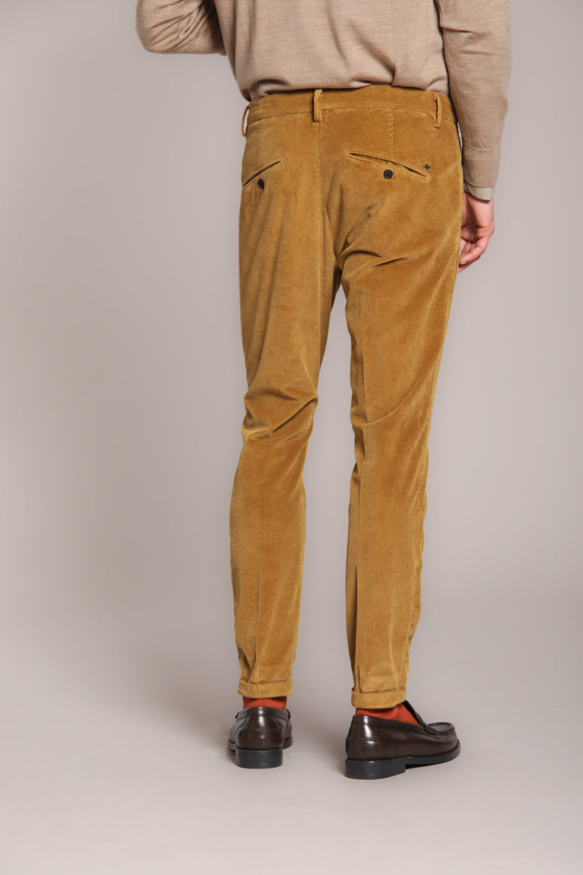 Osaka pantalón chino hombre en terciopelo de 500 líneas carrot fit