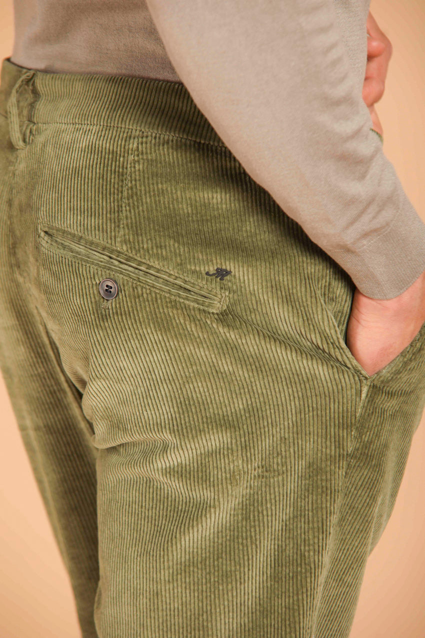 immagine 3 di pantalne chino uomo in velluto modello Osaka Style, di colore verde militare carrot fit di Mason's