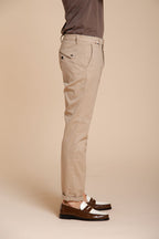 Osaka pantalón chino hombre en tricotina fina de algodón y lyocell carrot fit