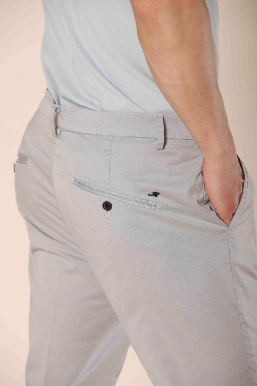 Immagine 3 di pantalone chino da uomo in tricotina di cotone e tencel beige chiaro in carrot fit modello Osaka Style di Mason's