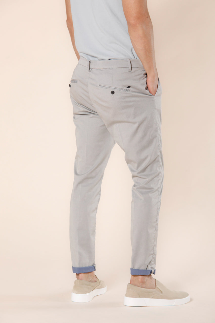 Immagine 5 di pantalone chino da uomo in tricotina di cotone e tencel beige chiaro in carrot fit modello Osaka Style di Mason's