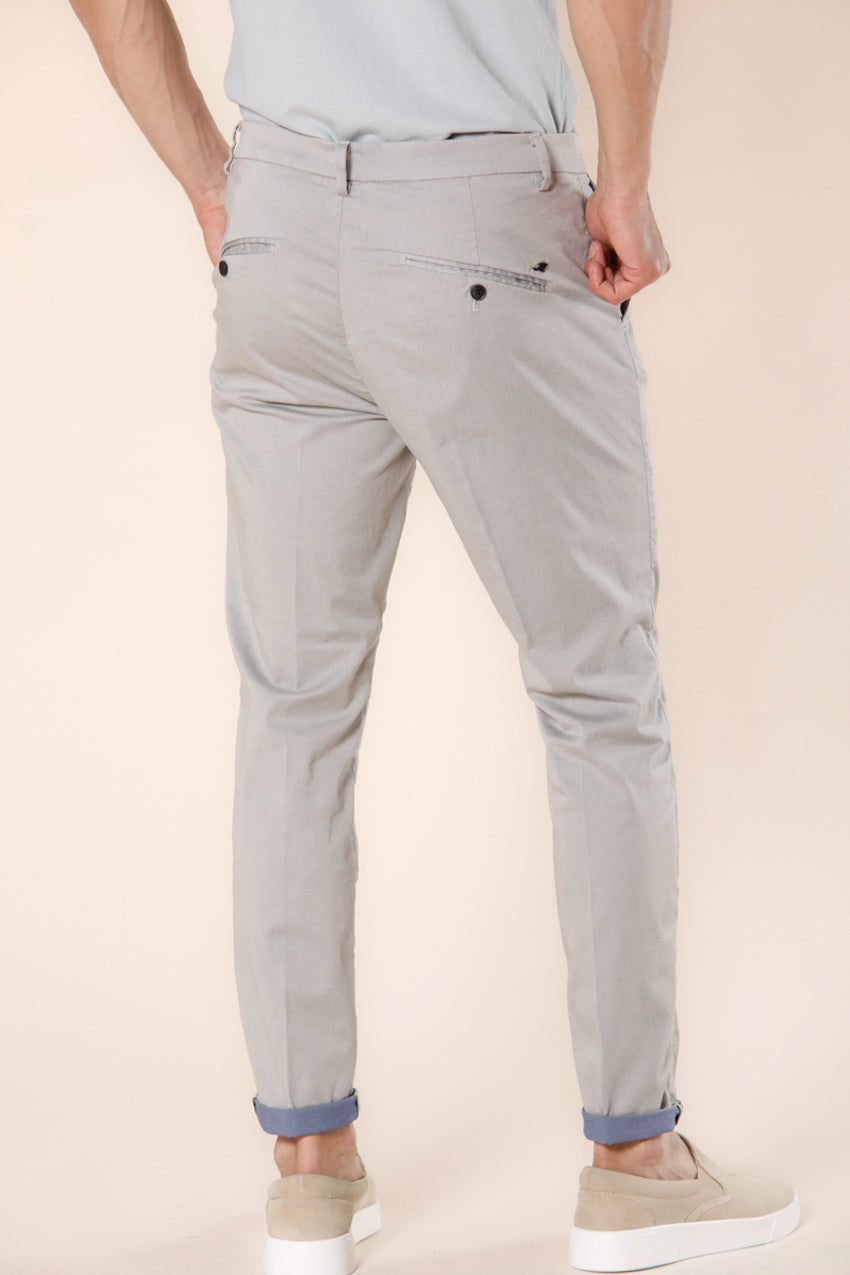 Immagine 4 di pantalone chino da uomo in tricotina di cotone e tencel beige chiaro in carrot fit modello Osaka Style di Mason's