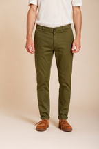 Osaka pantalón chino hombre en tricotina fina de algodón y lyocell carrot fit