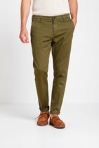 Osaka pantalón chino hombre en tricotina fina de algodón y lyocell carrot fit