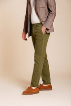 Osaka pantalón chino hombre en tricotina fina de algodón y lyocell carrot fit