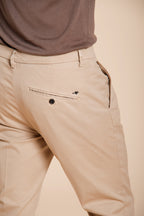 Osaka pantalón chino hombre en tricotina fina de algodón y lyocell carrot fit