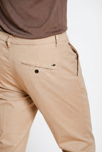 Osaka pantalone chino uomo in tricotina fine di cotone e lyocell carrot fit