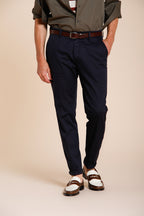 Osaka pantalón chino hombre en tricotina fina de algodón y lyocell carrot fit
