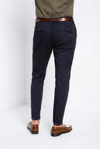 Osaka pantalón chino hombre en tricotina fina de algodón y lyocell carrot fit