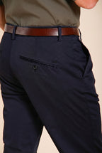 Osaka pantalón chino hombre en tricotina fina de algodón y lyocell carrot fit