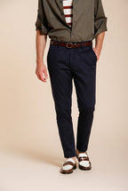 Osaka pantalón chino hombre en tricotina fina de algodón y lyocell carrot fit