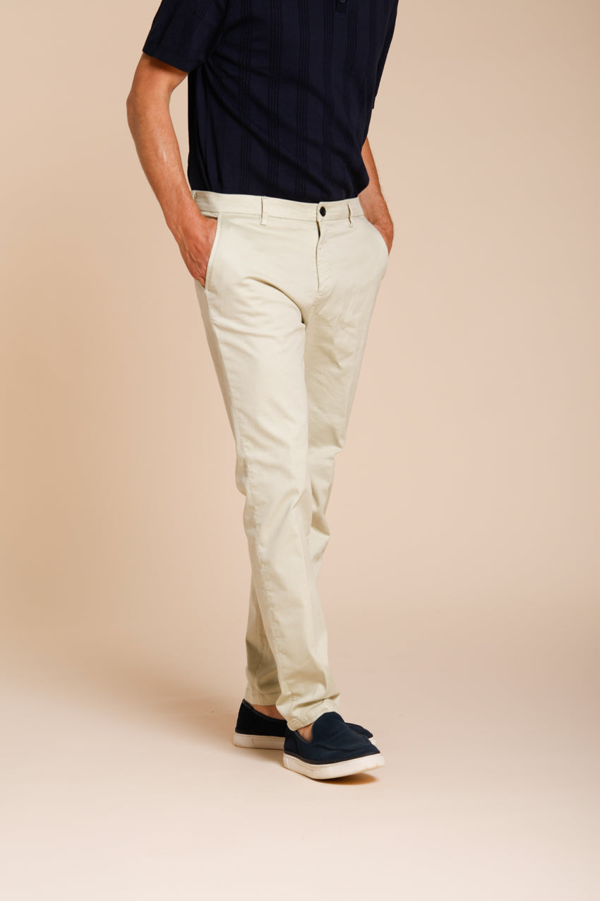 Osaka pantalone chino uomo in tricotina fine di cotone e lyocell carrot fit