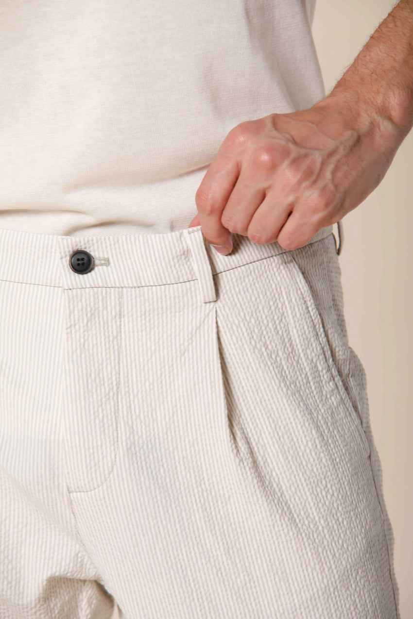 Immagine 4 di pantalone chino uomo in seersucker  beige con riga carrot fit modello Osaka 1 Pinces di Mason's