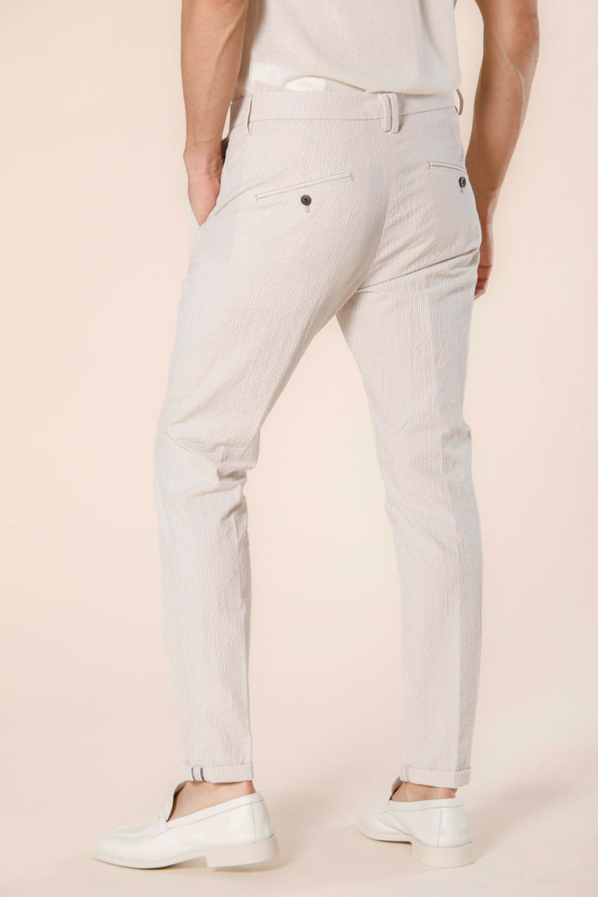 Immagine 5 di pantalone chino uomo in seersucker  beige con riga carrot fit modello Osaka 1 Pinces di Mason's