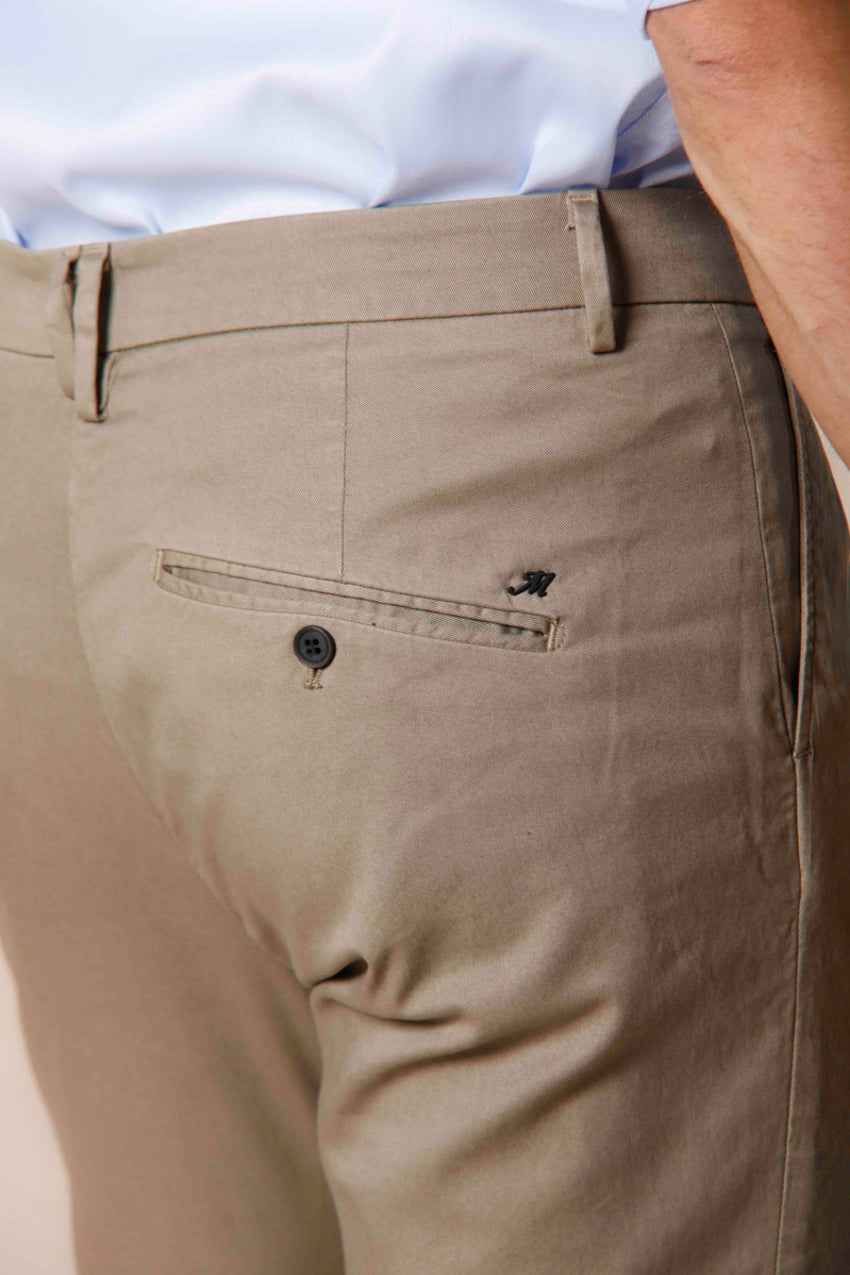 Immagine 2 di pantalone chino uomo in cotone e tencel color stucco carrot fit modello Osaka 1 Pinces di Mason's