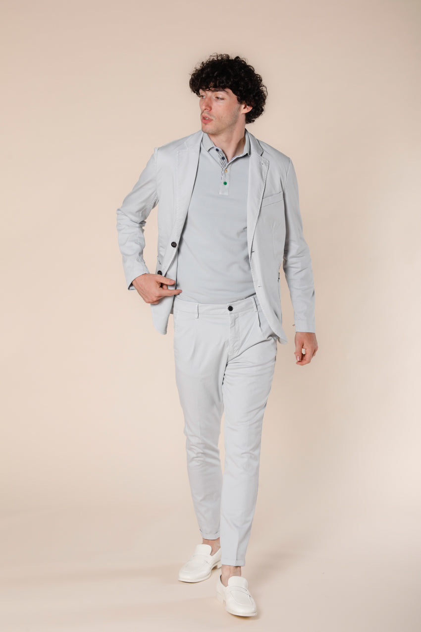 Immagine 2 di pantalone chino uomo in twill di cotone e tencel grigio chiaro carrot fit modello Osaka 1 Pinces di Mason's