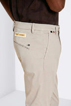 Osaka 1 Pinces pantalone chino uomo in raso di cotone e seta carrot fit ①