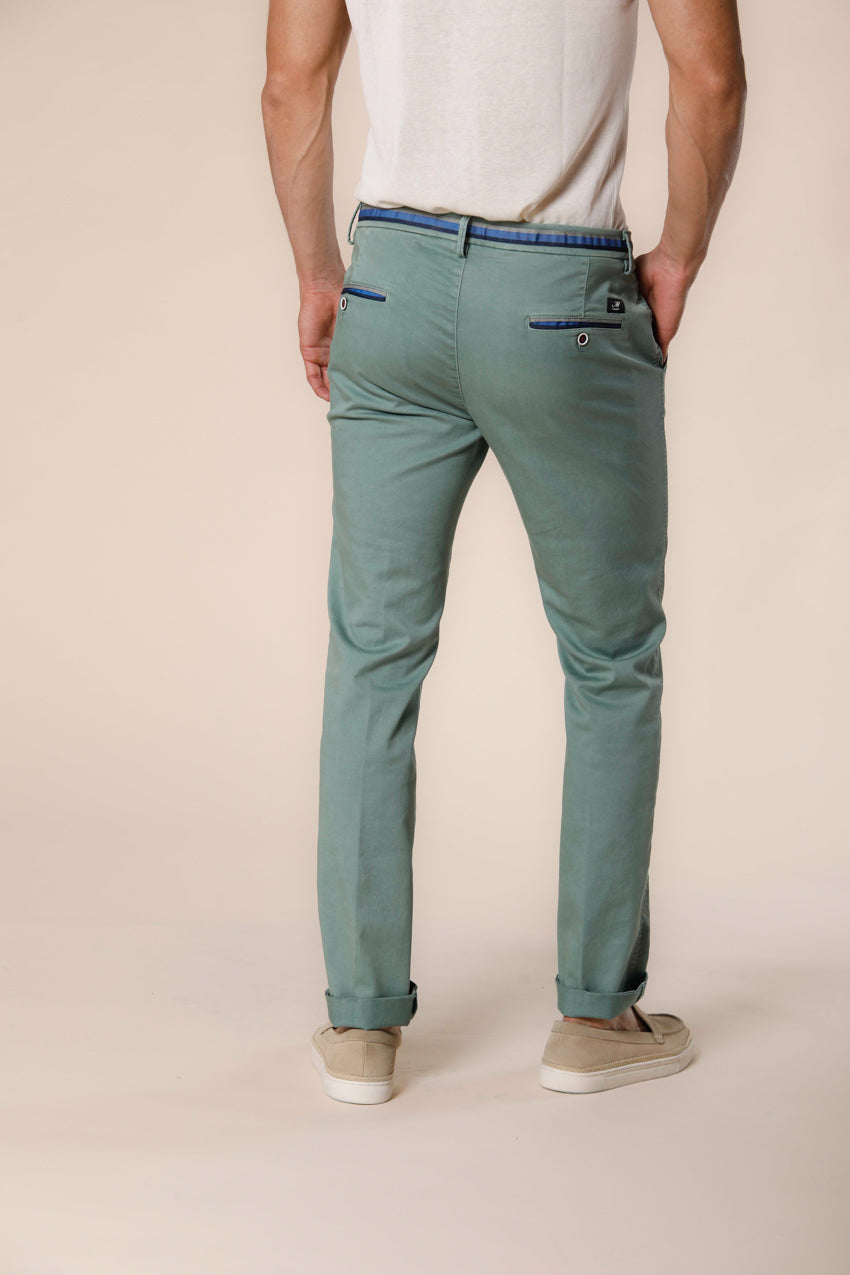 Image 3 du pantalon chino homme en coton et tencel vert menthe avec rubans modéle Torino Summer