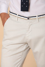 Torino Summer pantalón chino hombre en twill de algodón y lyocell slim fit