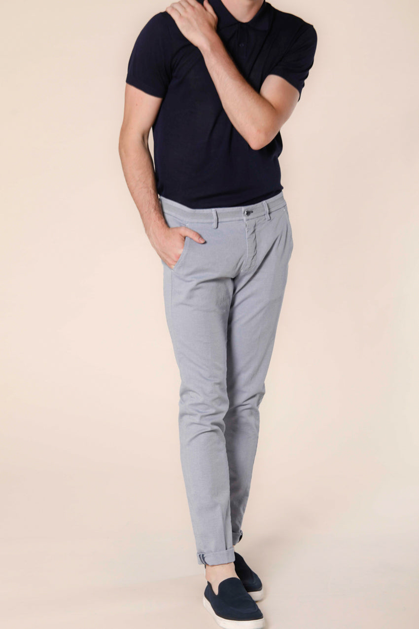 Immagine 5 di pantalone chino uomo in cotone stretch color stucco con damier filo celeste e con nastri modello Torino University di Mason's