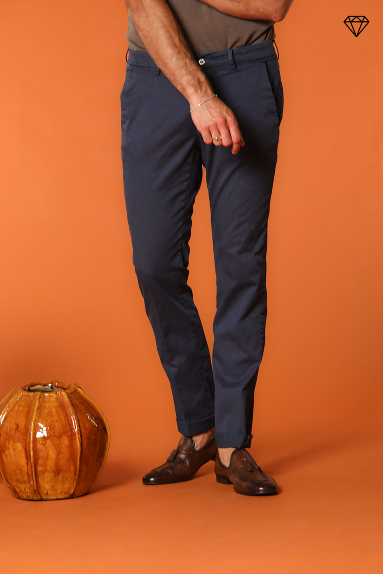 Torino pantalon chino homme en fine tricotine de coton et lyocell slim fit ①