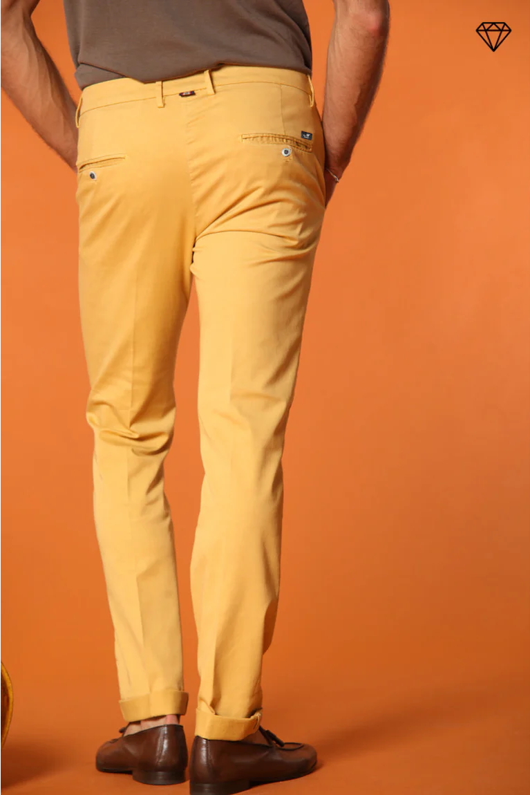 Torino pantalón chino hombre en tricotina de algodón fino y lyocell slim fit ①