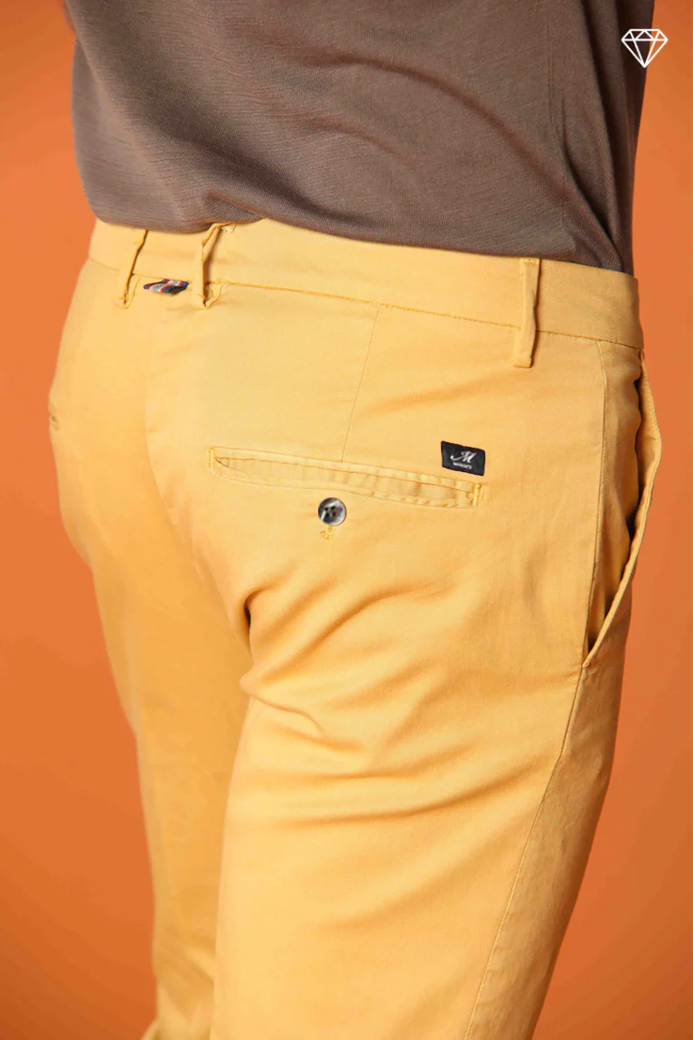 Torino pantalón chino hombre en tricotina de algodón fino y lyocell slim fit ①