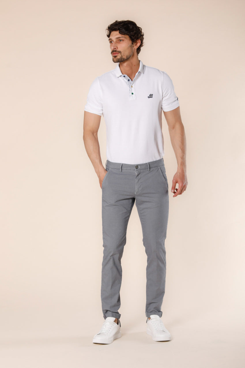 Image 2 du pantalon chino homme en coton et tencel gris clair avec motif micro-étoile modéle Toino Style par Mason's