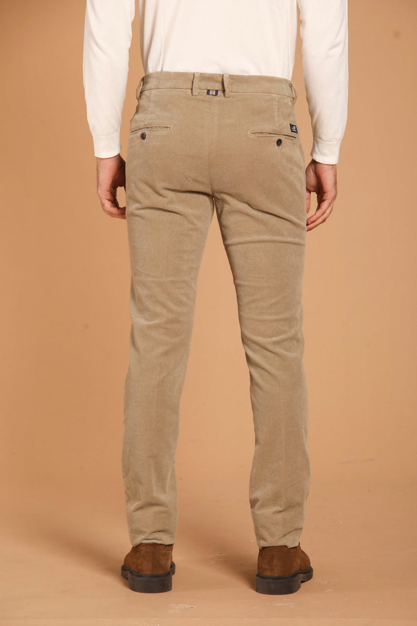 immagine 5 di pantalone chino uomo modello Torino Style, in velluto 1500 righe, di colore kaki, fit slim di mason's