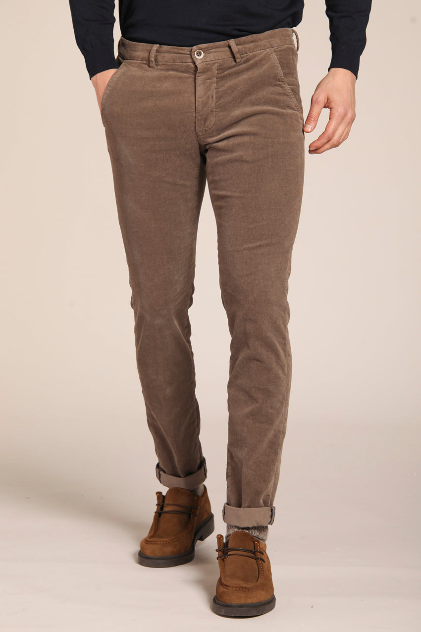 immagine 4 di pantalone chino uomo modello Torino Style, in velluto 1500 righe, colore cacao, fit slim di mason's