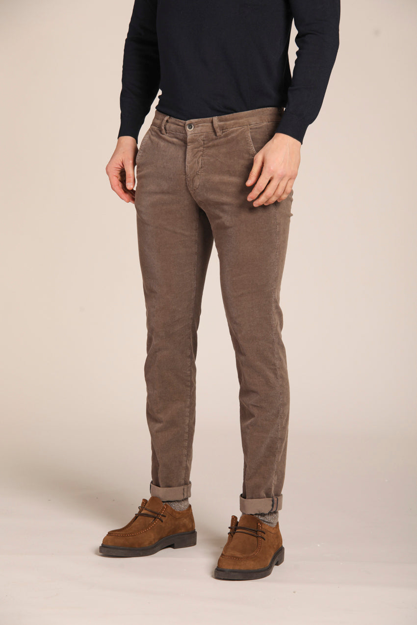 immagine 2 di pantalone chino uomo modello Torino Style, in velluto 1500 righe, colore cacao, fit slim di mason's