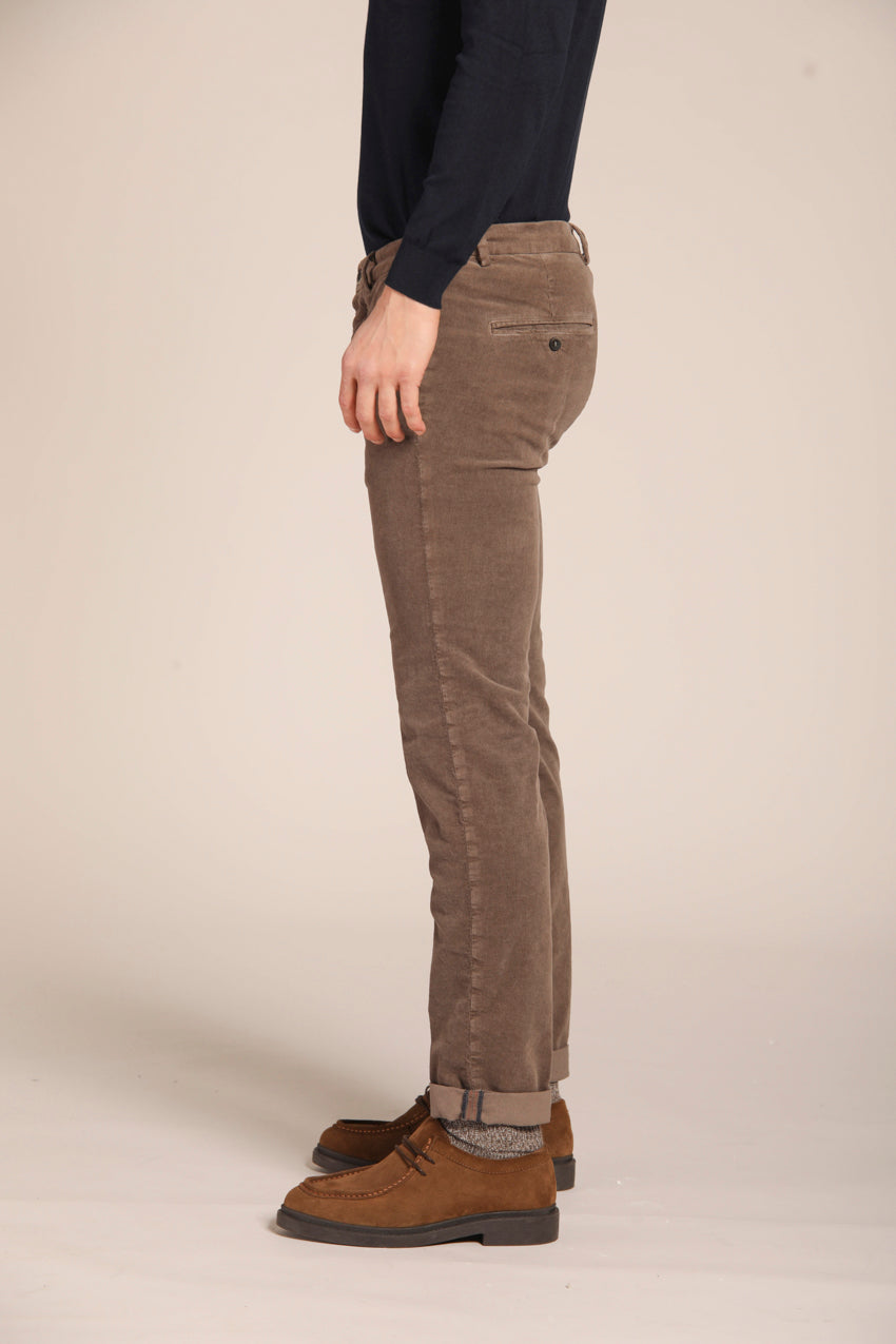 immagine 5 di pantalone chino uomo modello Torino Style, in velluto 1500 righe, colore cacao, fit slim di mason's